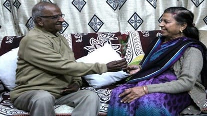 हमको सिर्फ तुमसे प्यार है: 90 साल के बुजुर्ग ने 85 साल की पत्नी को दिया लाल गुलाब, कहा हैप्पी वेलेंटाइन डे बुजुर्ग दंपत्ति ने भी मौका नहीं गंवाया और एक-दूसरे को गुलाब का फूल देकर अपने प्यार का किया इजहार
