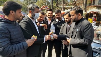 चुनाव प्रचार करते अधिवक्ता