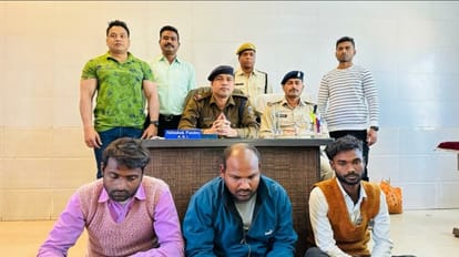 पुलिस गिरफ्त में आरोपी।