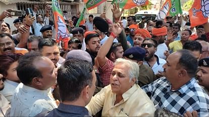 Durg News: दुर्ग विधायक के घर पर भाजपाइयों का हंगामा, फाड़े पोस्टर...मटके फोड़े, गलत बयानबाजी पर फूटा गुस्सा निवास के बाहर हंगामा कर रहे भाजपाइयों को समझाने का प्रयास करते दुर्ग विधायक अरुण वोरा।