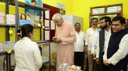 बस्तर में जिला आयुर्वेदिक अस्पताल का निरीक्षण करते स्वास्थ्य मंत्री सिंहदेव।