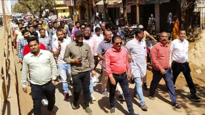 स्वास्थ्य कर्मचारियों ने निकाला मार्च।