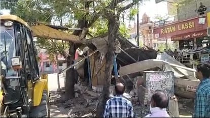 बिलासपुर नगर निगम ने पुलिस सहायता केंद्र ढहाया।