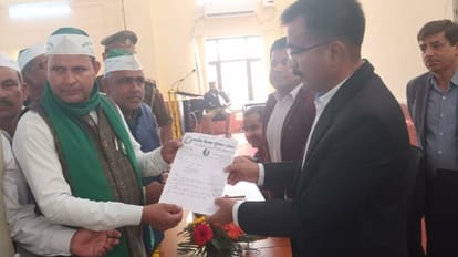ज्ञापन सौंपते किसान