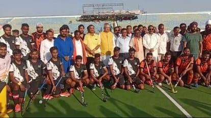 पूर्व मुख्यमंत्री डॉ. रमन सिंह हॉकी प्रतियोगिता के सेमीफाइनल मैच में हुए शामिल