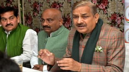 Prayagraj News : पत्रकारों से बातचीत करते कांग्रेस नेता प्रमोद तिवारी।