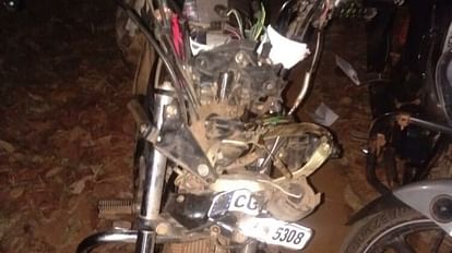 सड़क हादसे में 2 की मौत, 4 घायल: दो बाइकों की हुई आमने-सामने भिड़ंत, मृतकों में एक नाबालिग भी शामिल हादसे में क्षतिग्रस्त बाइक।