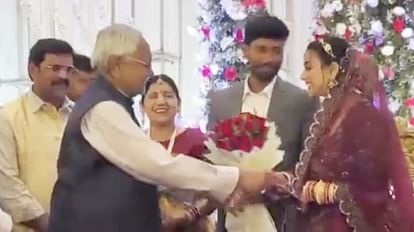 बाहुबली आनंद मोहन की बेटी सुरभि और दामाद राजहंस को बधाई देते मुख्यमंत्री नीतीश कुमार।