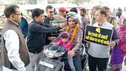 Varanasi: बिना हेलमेट के बाइक सवारों को लगाया गया तिलक, पहनाई गई माला, ट्रैफिक नियम समझाने का अनोखा अंदाज ट्रैफिक नियम समझाने का अनोखा अंदाज
