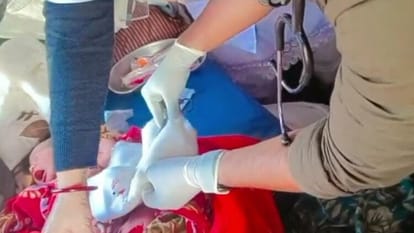 Varanasi: महिला को चलती ट्रेन में अचानक हुई प्रसव पीड़ा, कैंट स्टेशन पर बोगी में गूंजी किलकारी कैंट स्टेशन पर बोगी में गूंजी किलकारी
