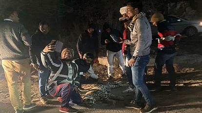 Sonbhadra: तेज रफ्तार वाहन की चपेट में आकर तेंदुए की मौत, शव के साथ सेल्फी लेने लगे राहगीर तेंदुए के शव के साथ सेल्फी लेते लोग