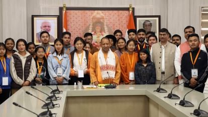 पूर्वोत्तर के विद्यार्थी समूह के साथ मुख्यमंत्री योगी आदित्यनाथ।