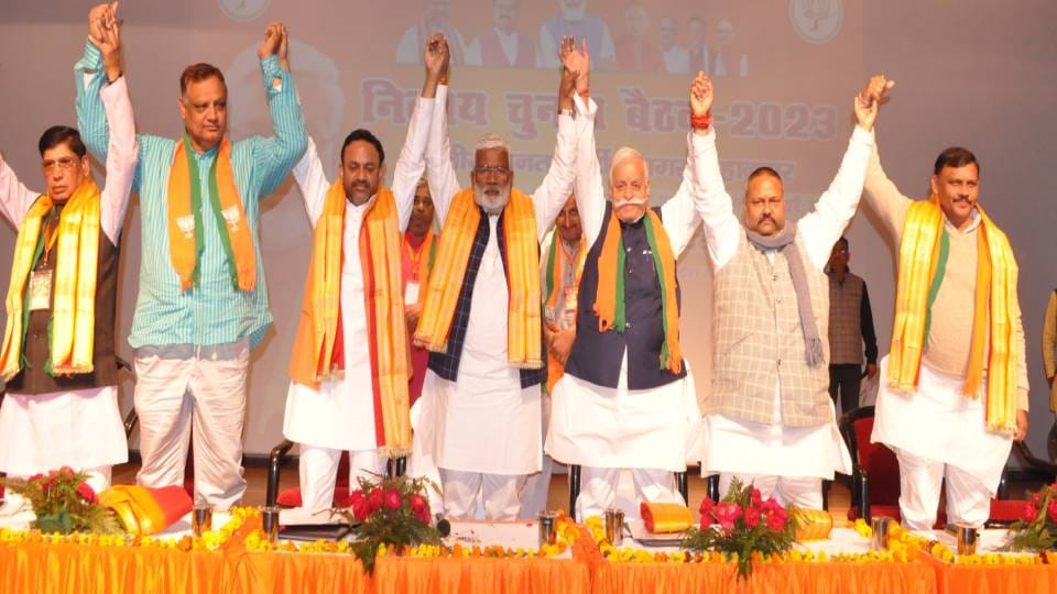 Minister Swatantra Dev Singh reached Agra and talked to BJP workers and reviewed civic elections