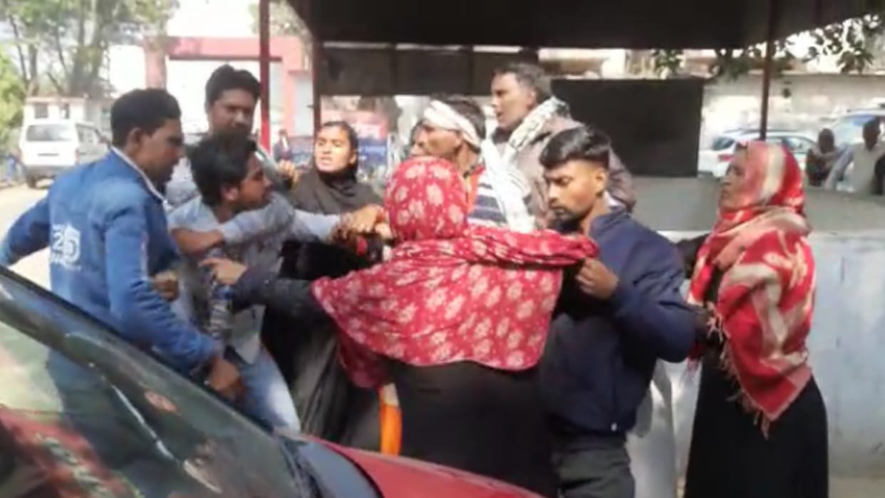 Saharanpur: Two parties clashed outside SSP office, fierce scuffle between women