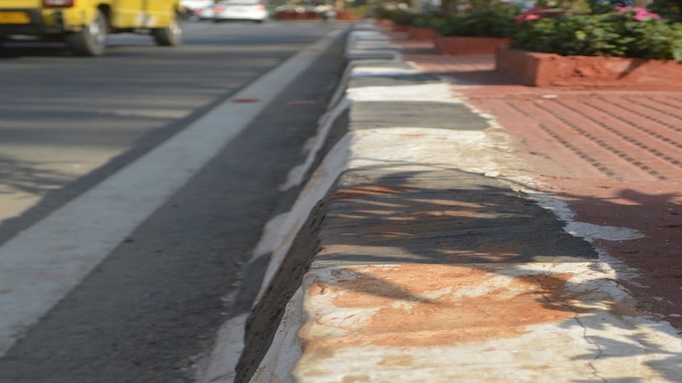 punishment for spitting Bike riding youths spit on the divider had to clean it by hand in agra