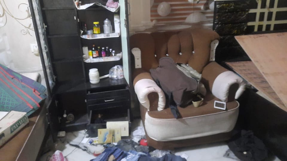 Thieves ran away after throwing the goods on the neighbor's noise.