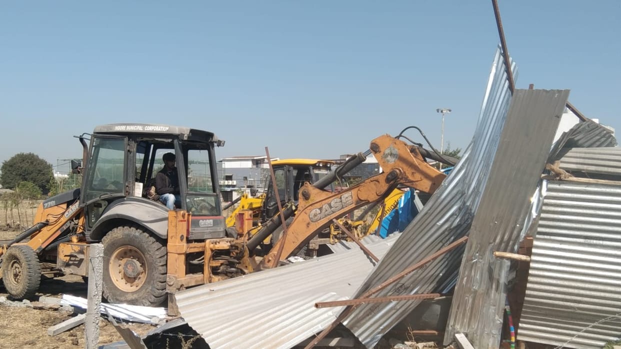 Bulldozer of Municipal Corporation runs on two illegal colonies, illegal colony of land mafia Zafar is also in