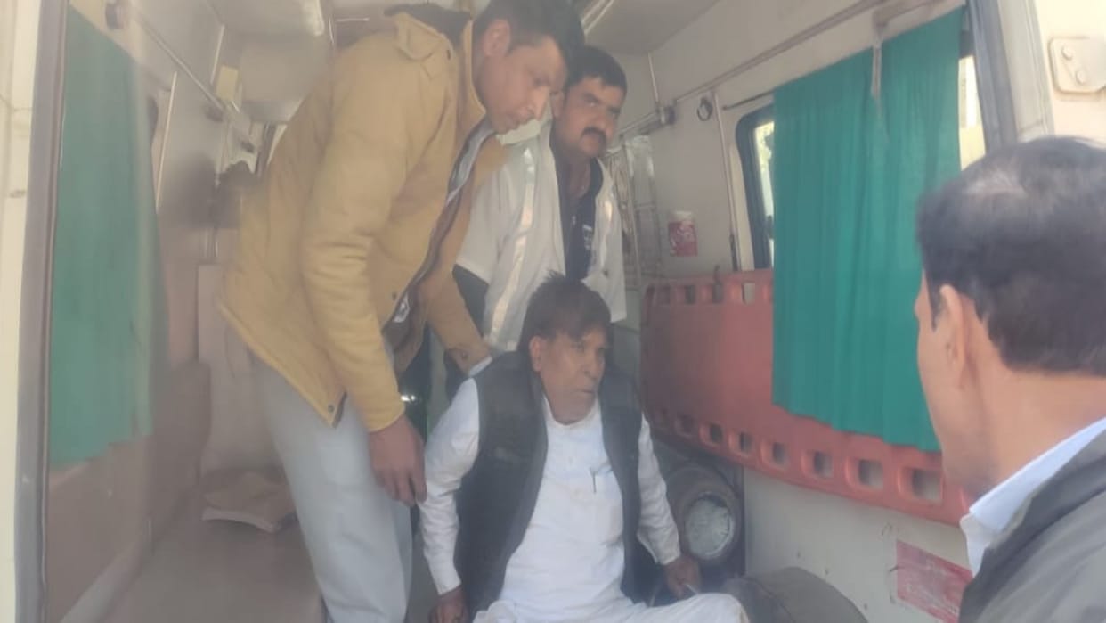The Bolero car overturned on the highway in Baghpat and nine people were injured in the accident