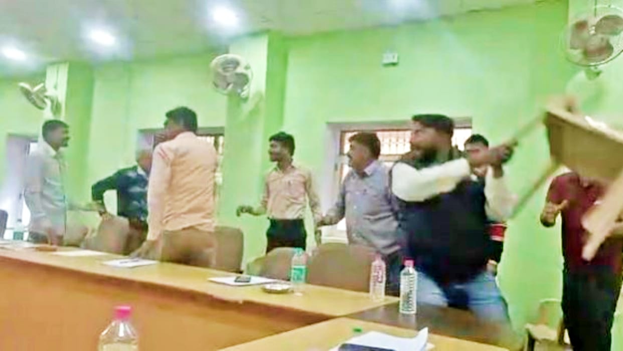 Councilors fight in the budget meeting of Municipal Thanagaji