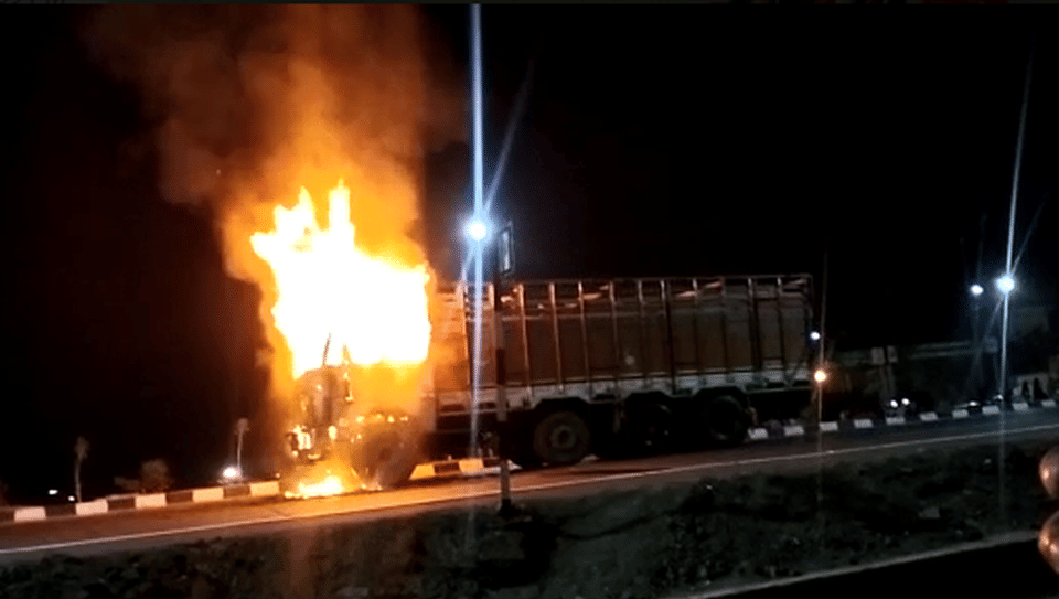 truck burn in indore bypass traffic jam truck me aag