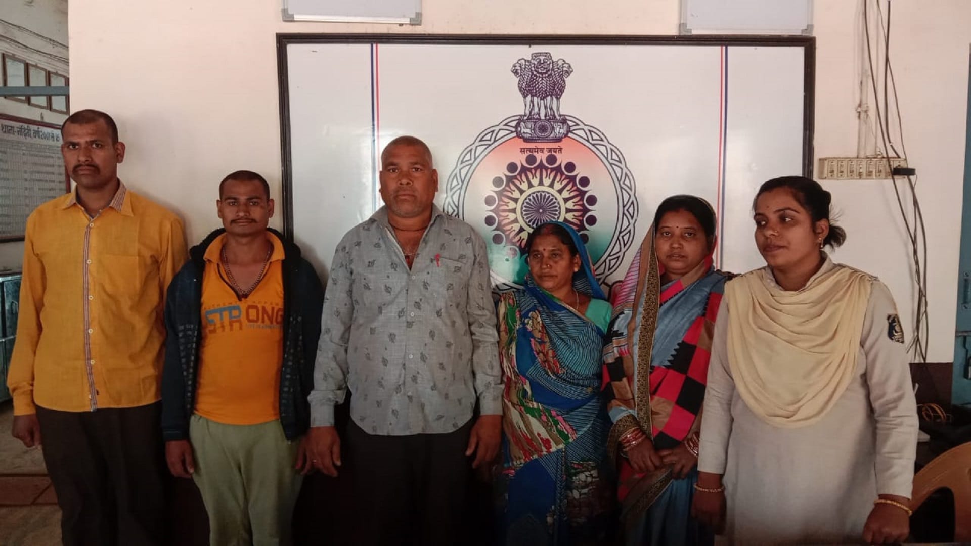 पुलिस की गिरफ्त में आरोपी परिवार।