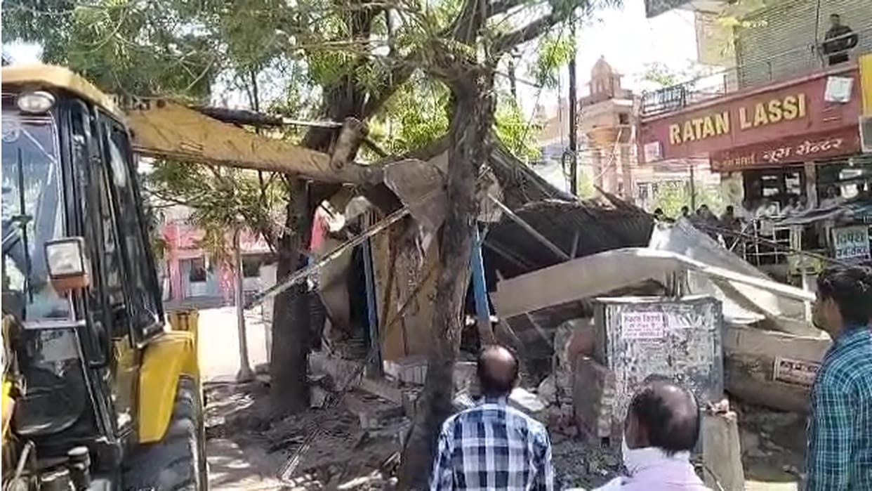 bilaspur nagar nigam demolishes chhattisgarh police assistance center