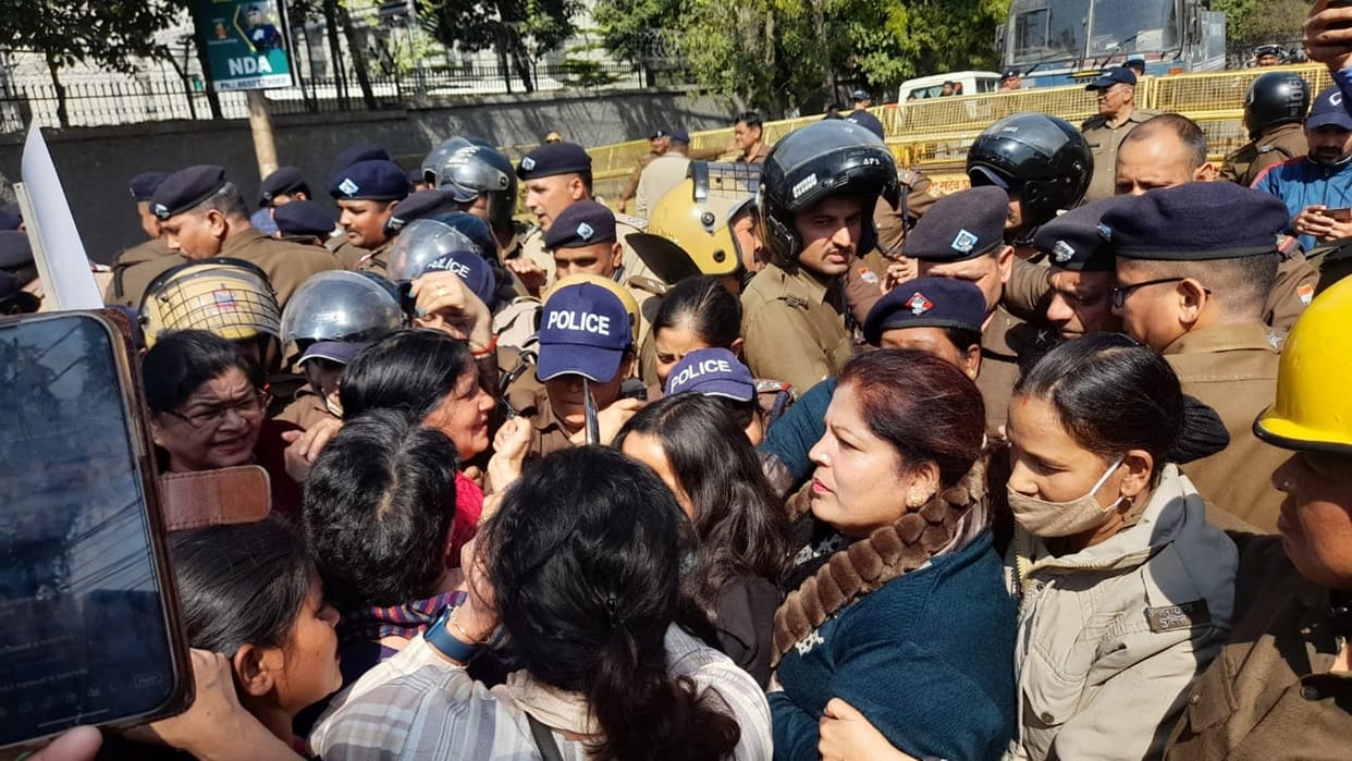 Uttarakhand unemployed youth and women Congress workers demanding CBI inquiry into recruitment scams