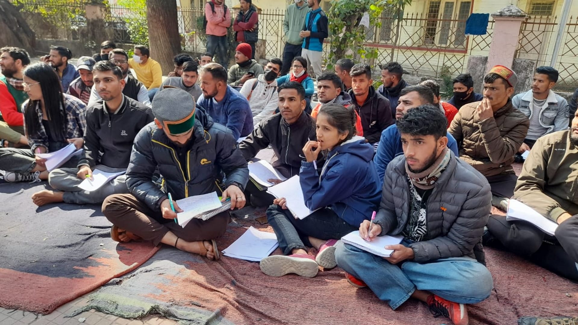 Uttarakhand unemployed youth and women Congress workers demanding CBI inquiry into recruitment scams