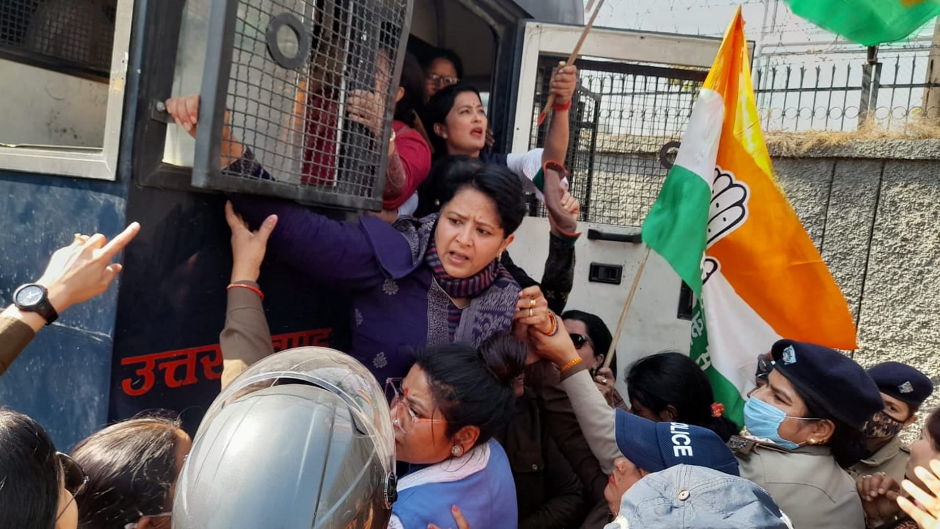 Uttarakhand unemployed youth and women Congress workers demanding CBI inquiry into recruitment scams