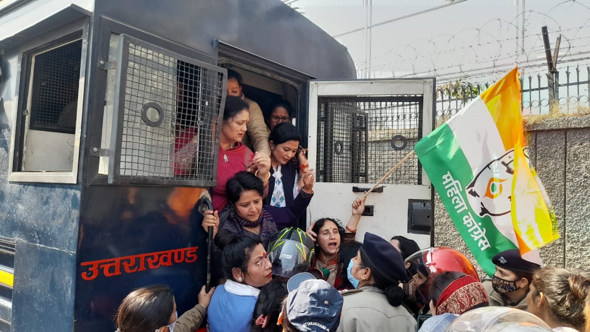 Uttarakhand unemployed youth and women Congress workers demanding CBI inquiry into recruitment scams