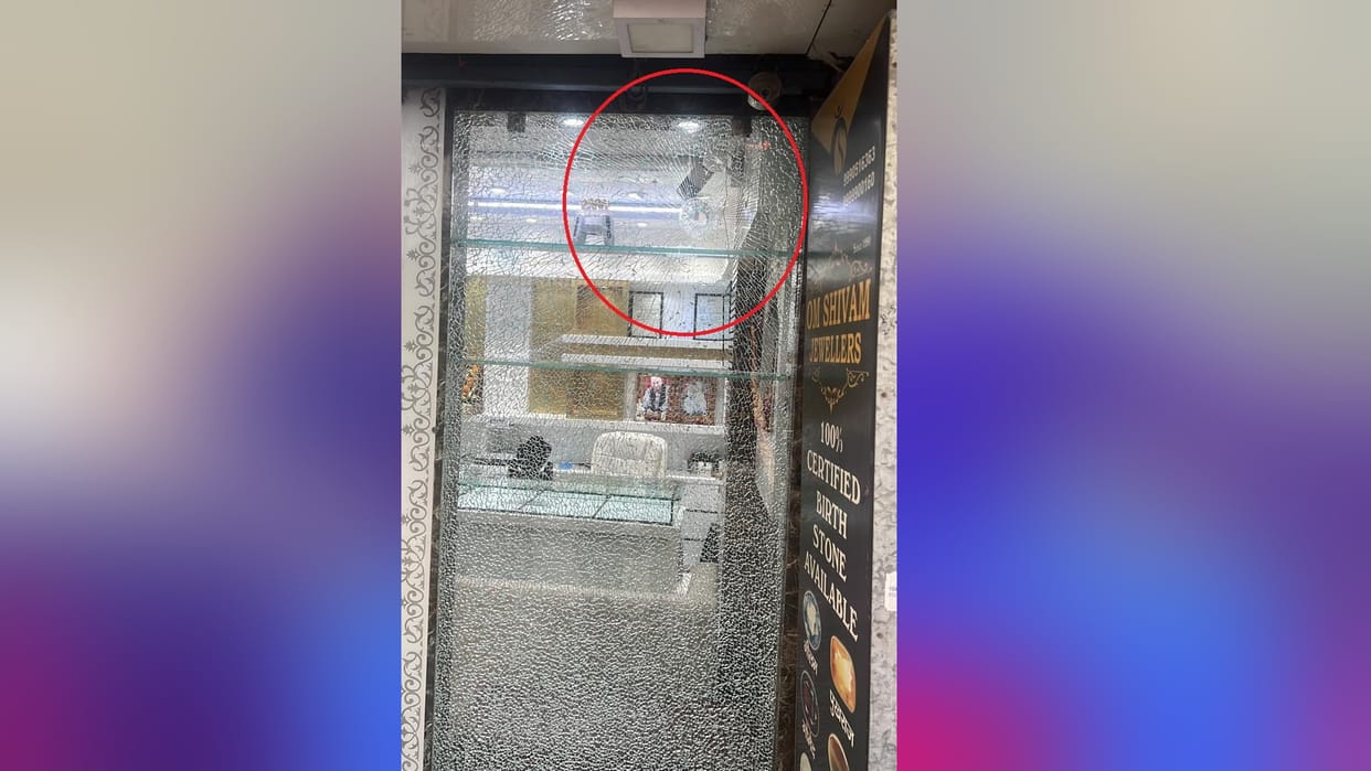 miscreants first threatened for not giving extortion, then fired at jewellery showroom