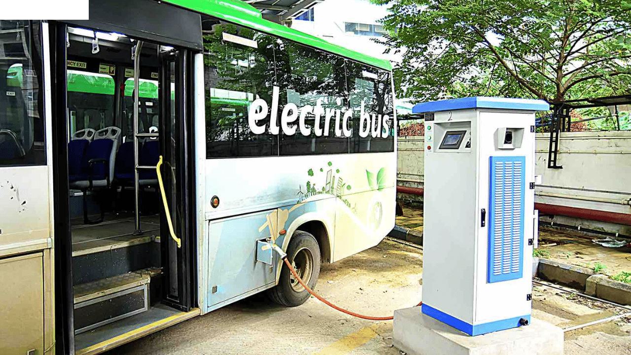 People of UP will also be able to travel in AC buses at low cost, if CM adopts London's transport model