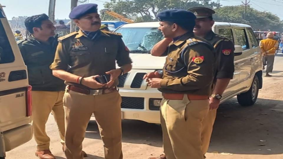 bike-riding miscreants looted bag full of money in broad daylight in front of tehsil In Etah and fled