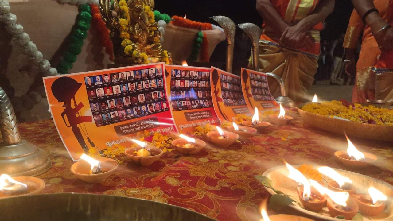 See in pictures: Tributes paid to martyrs of Pulwama attack in Ganga Aarti, candle march taken out in memory