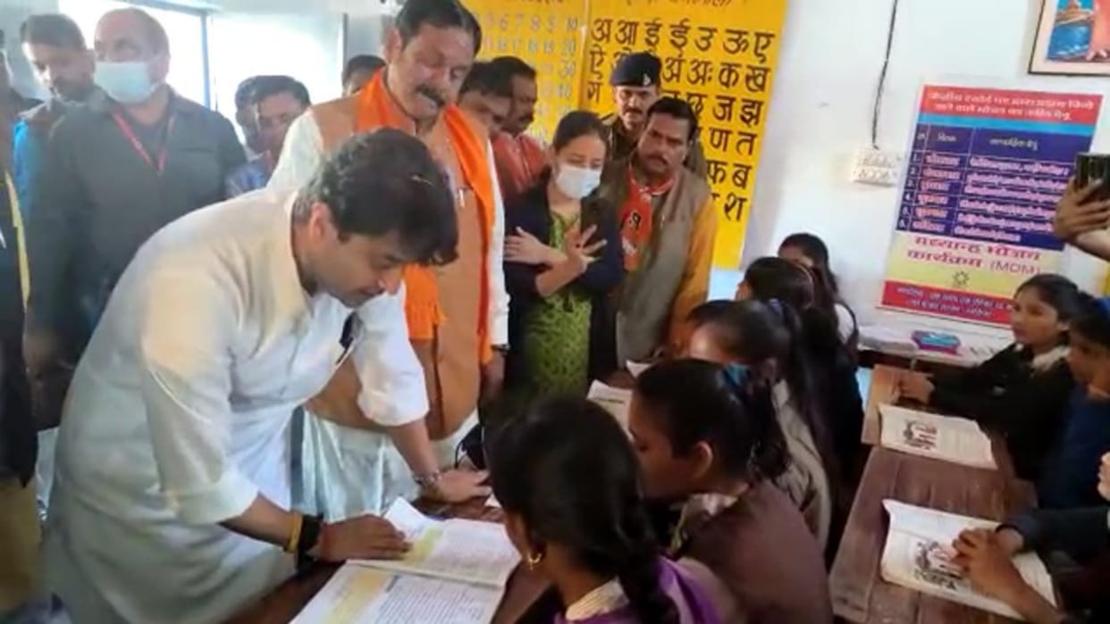 Scindia taught children during inspection of Anganwadi in Gwalior