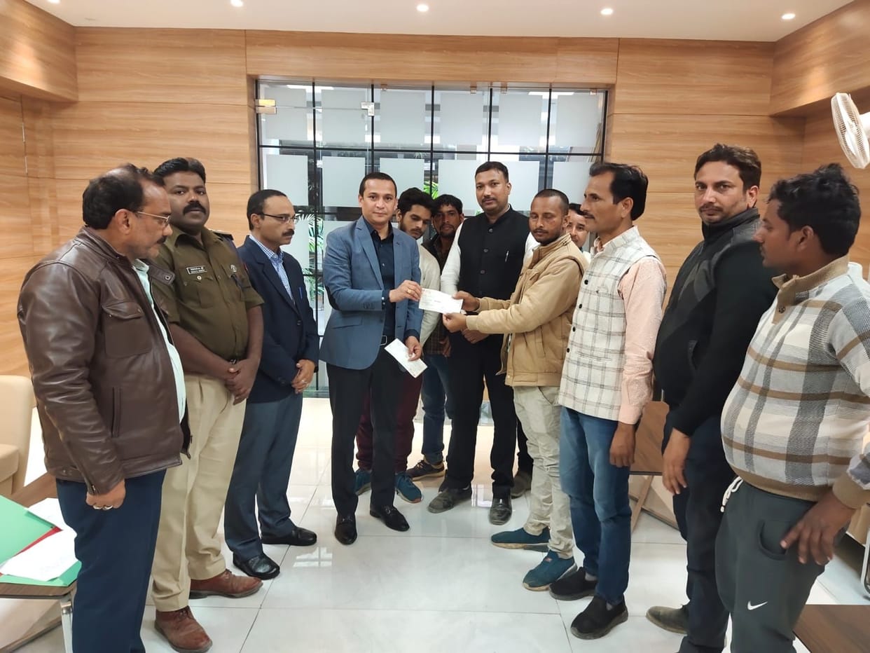 Kanpur Fire Case, the commissioner handed over a check of five lakhs each to the sons