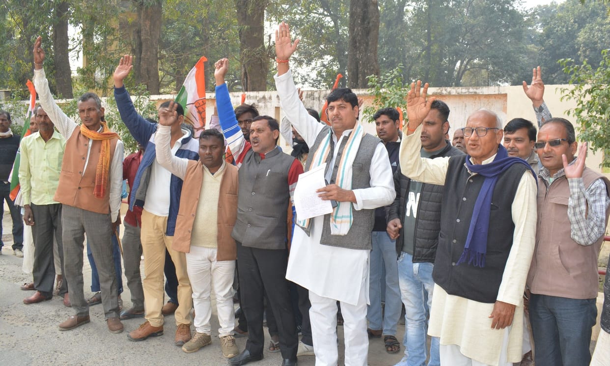 Case of mother daughter being burnt alive, Congressmen protest in hardoi