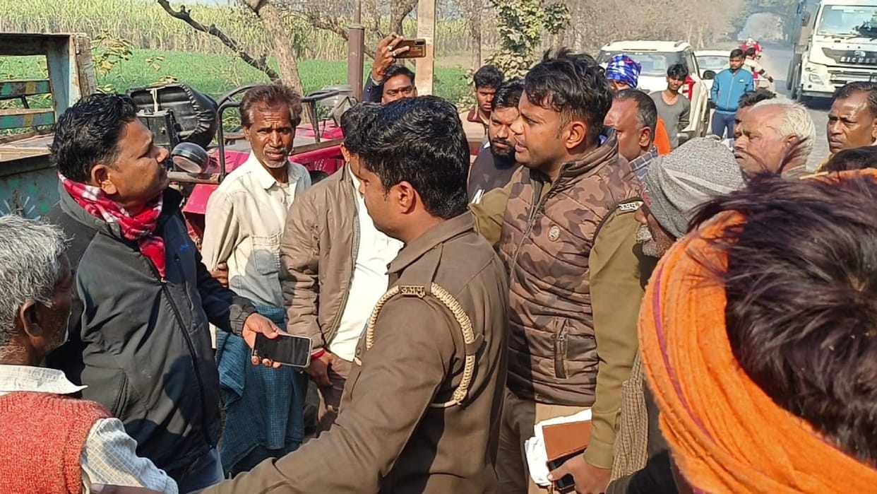 Two bikes collided due to overturning of tractor trolley on Kasta Sitapur road innocent died and four injured