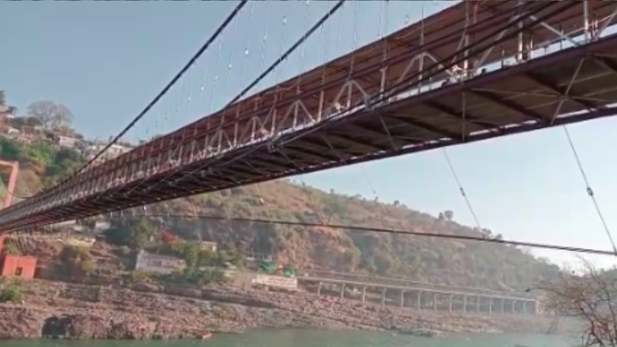 Khandwa: In Omkareshwar, a wire of suspension bridge built on Narmada broke, traffic stopped as security