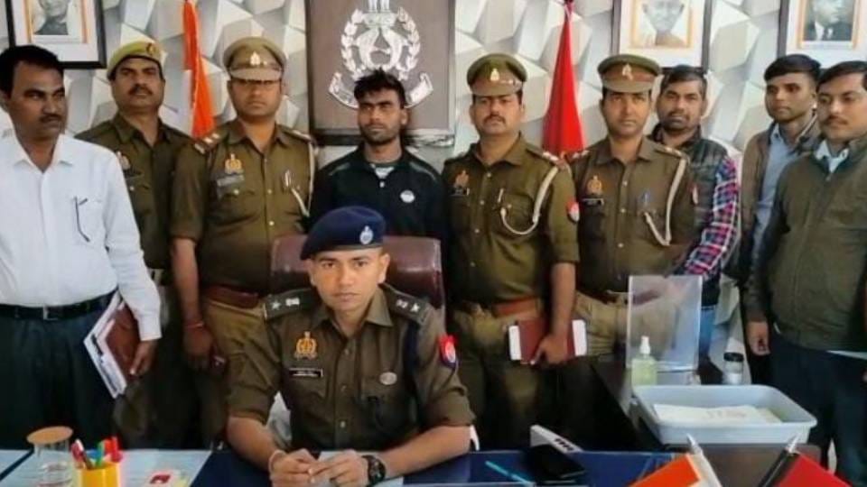 when girlfriend asked for marriage then lover strangled her to death with her own scarf In Agra