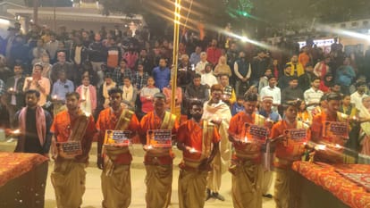 पुलवामा अटैक के शहीदों को गंगा आरती में दी गई श्रद्धांजलि