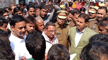 Enraged by the murder, the villagers jammed, there was a push to snatch the dead body
