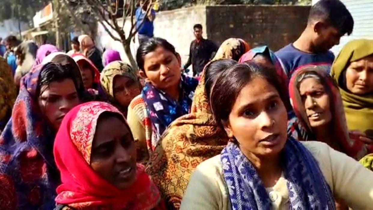 Enraged by the murder, the villagers jammed, there was a push to snatch the dead body