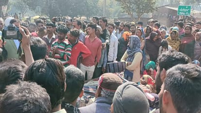Enraged by the murder, the villagers jammed, there was a push to snatch the dead body