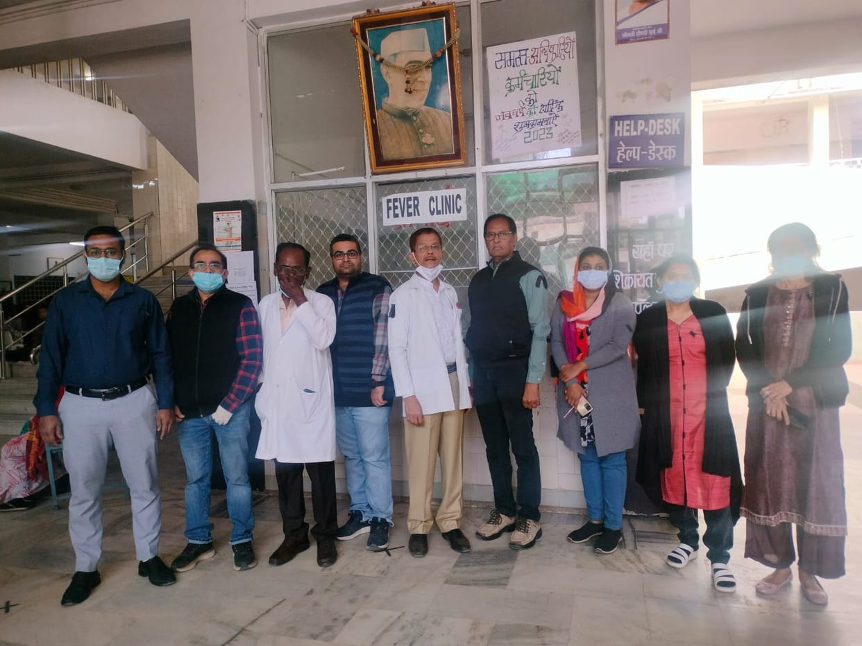 MP News: In 49 district hospitals, 13 medical colleges, doctors worked with black bands, work stopped since 17