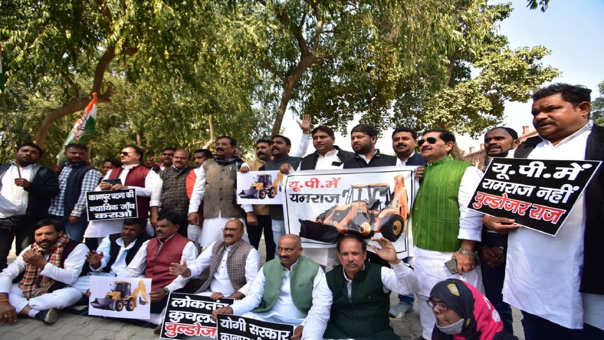 Prayagraj: Congressmen burnt effigies on Kanpur Dehat incident, clashed with police