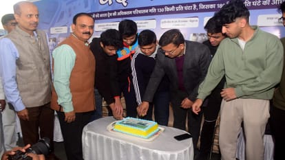 The fourth anniversary of Vande Bharat was celebrated, roses and chocolates were given to the passengers
