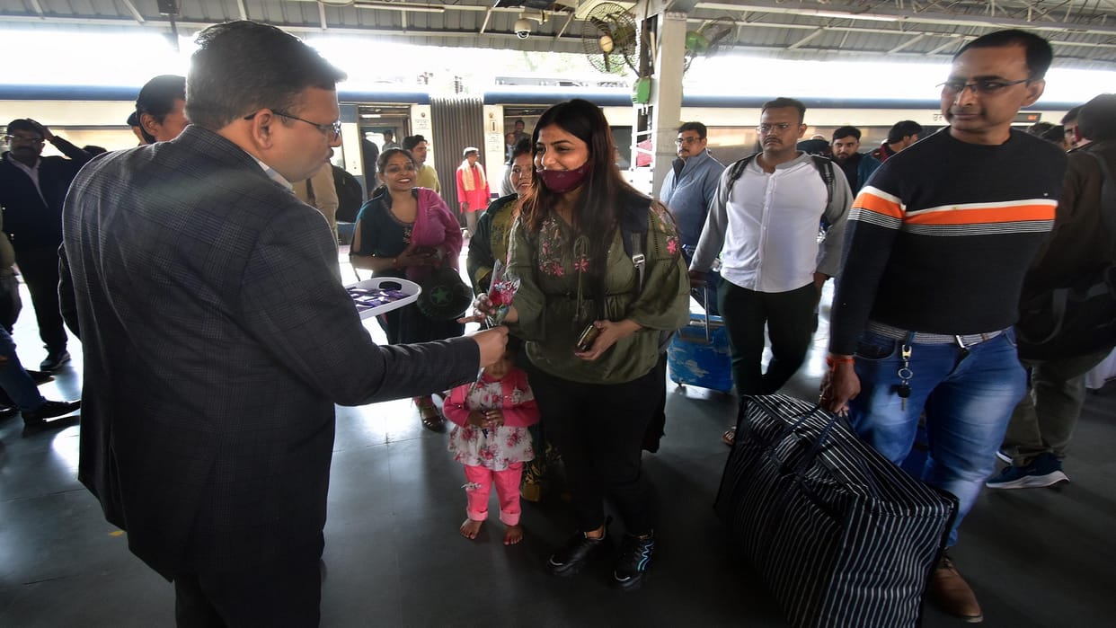 The fourth anniversary of Vande Bharat was celebrated, roses and chocolates were given to the passengers