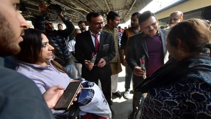 The fourth anniversary of Vande Bharat was celebrated, roses and chocolates were given to the passengers