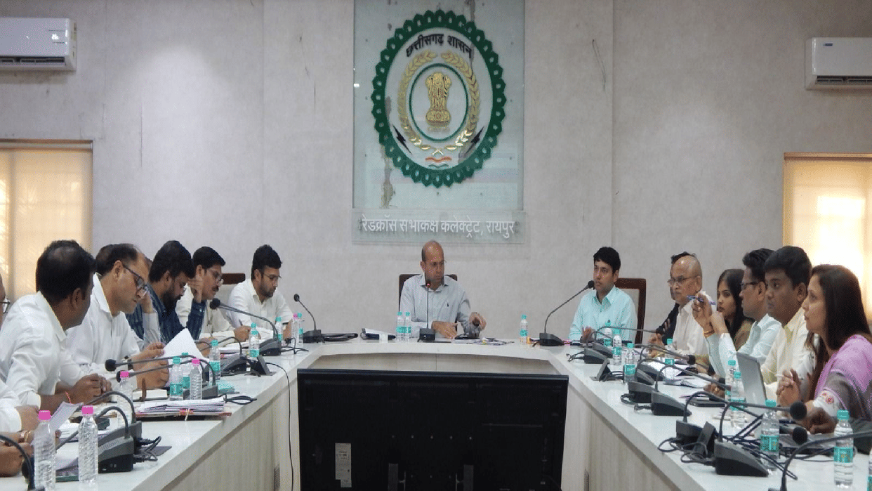 raipur Collector took a time limit meeting